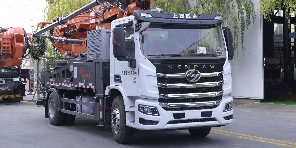 科尼樂(lè)紅巖底盤 32米泵車